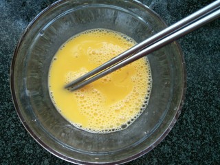 红枣蛋花汤圆,鸡蛋打散
