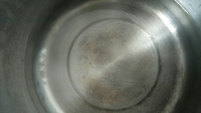 红枣蛋花汤圆,煲内放入适量的水