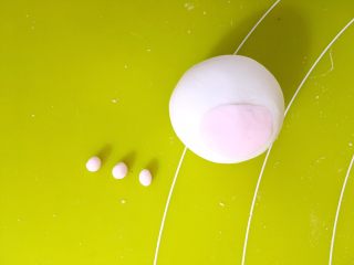 猫爪汤圆,再取一小块粉色面团，分搓成3个小球球