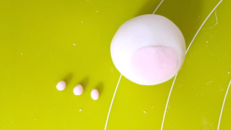 猫爪汤圆,再取一小块粉色面团，分搓成3个小球球