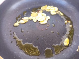 黑胡椒红烧鸡腿,小火炒，炒至发焦就盛出来倒掉，只留底油