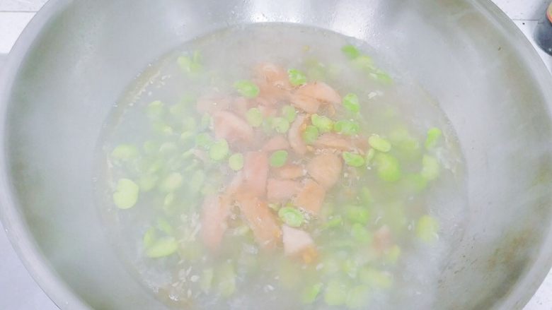 番茄&蚕豆米蛋花汤,水开后，加入番茄，搅动，盖上锅盖，继续煮。