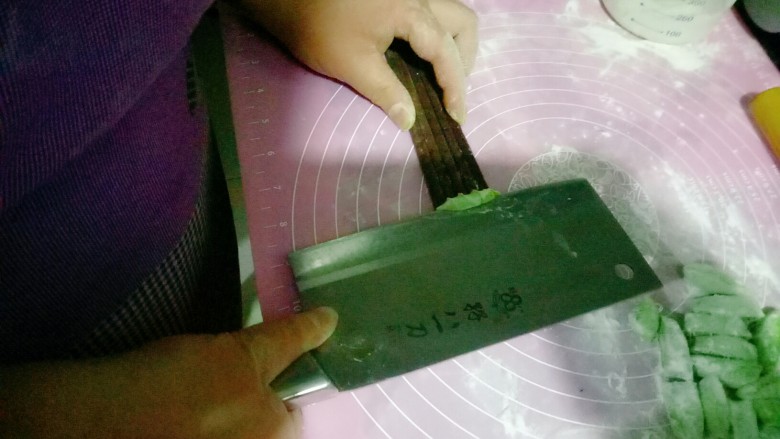 凉拌麻食,如图，用刀和筷子辅助做出螺纹形状（将小块面团放着筷子上，用刀轻轻的碾压就出形状了）
