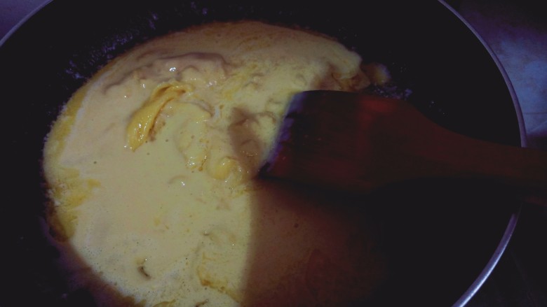 花式奶黄汤圆,黄油完全融化后倒入搅拌好的奶黄材料翻炒