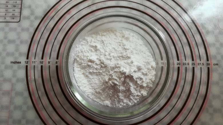 蜜豆钵仔糕,准备一个干净的碗，放入150克的水晶糕粉