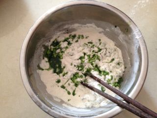 太阳花枣馍,

面粉适量加少许酵母液、菠菜汁合成稍硬面团