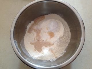 太阳花枣馍,

面粉250克加入白糖15克、酵母液少许、清水100克合成稍硬的面团（面粉的吸水量不同，水的量要调节）