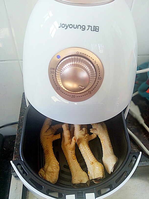 炸鸡脚🐔（空气炸锅版）,从冰箱拿出鸡脚。摆放到炸篮上，调15分钟，（也可以按照你的鸡脚大小调）