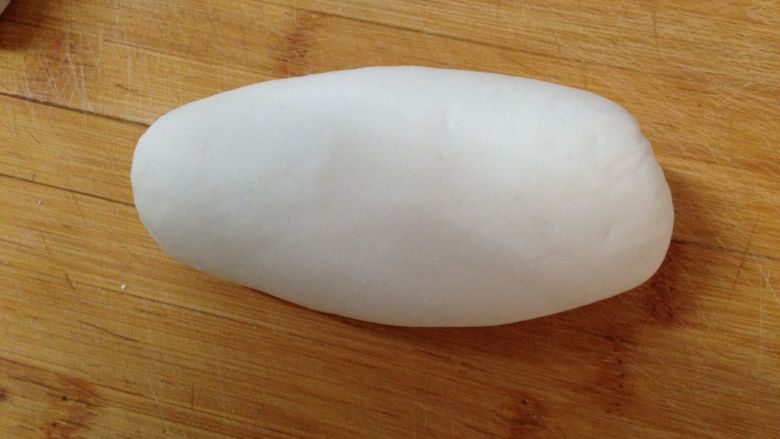 太阳花枣馍,
取白色面团排气揉匀，揉至表面光滑