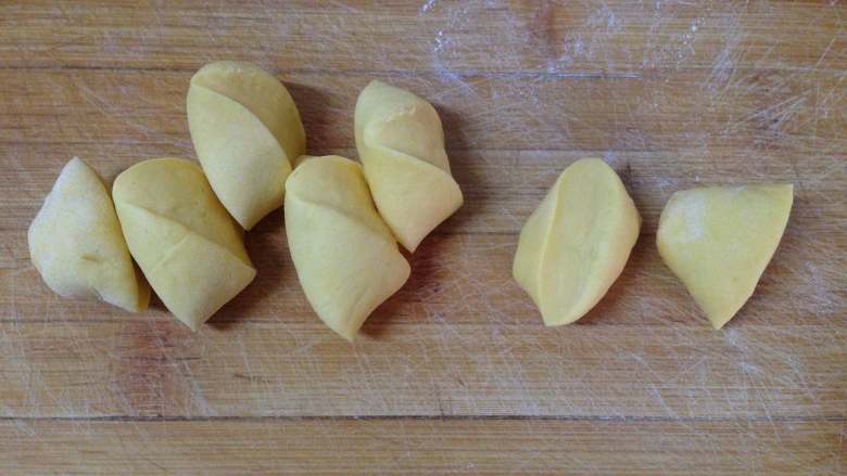 太阳花枣馍,
黄色面团揉匀搓长条切成小剂子