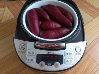 奶香紫薯泥,紫薯放入电饭煲里选择蒸煮程序