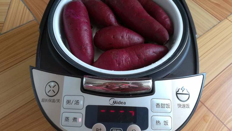 奶香紫薯泥,紫薯放入电饭煲里选择蒸煮程序