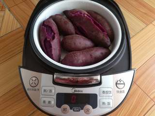 奶香紫薯泥,蒸煮程序完成，紫薯煮熟表皮有部分开裂