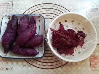 奶香紫薯泥,趁热把紫薯皮剥掉