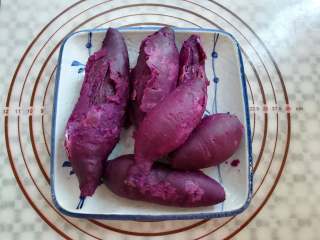 奶香紫薯泥,紫薯放凉备用