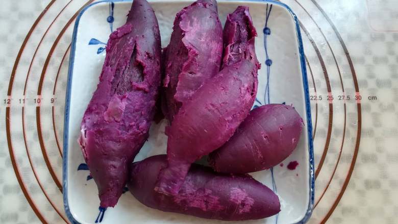 奶香紫薯泥,紫薯放凉备用