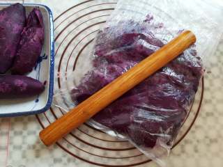 奶香紫薯泥,把紫薯放入保鲜袋，用擀面杖擀成泥