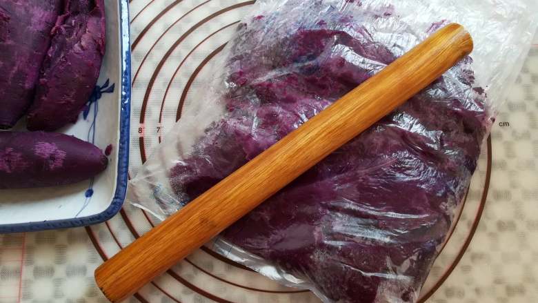 奶香紫薯泥,把紫薯放入保鲜袋，用擀面杖擀成泥