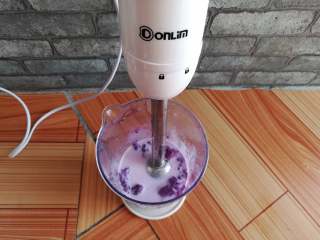 奶香紫薯泥,把擀好的紫薯泥分3次放入东菱的料理棒，加牛奶打细腻一些