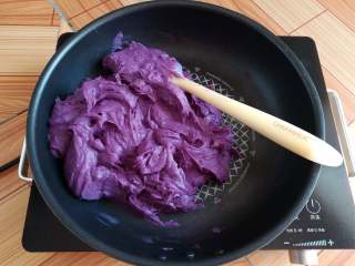 奶香紫薯泥,所有的紫薯泥打好以后放入不粘锅里小火翻炒