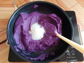奶香紫薯泥,紫薯泥里加入白砂糖继续翻炒