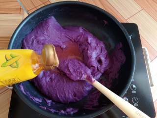奶香紫薯泥,炒到干一点的时候分3次加入玉米油继续翻炒
