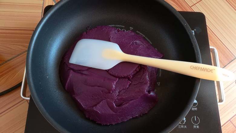 奶香紫薯泥,炒到硅胶铲上不沾紫薯泥关火