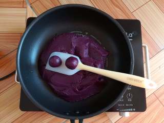 奶香紫薯泥,紫薯泥轻松的捏成光滑的小馅球就可以出锅了