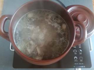 白果老鸭汤,砂锅里的水烧开后关闭火源