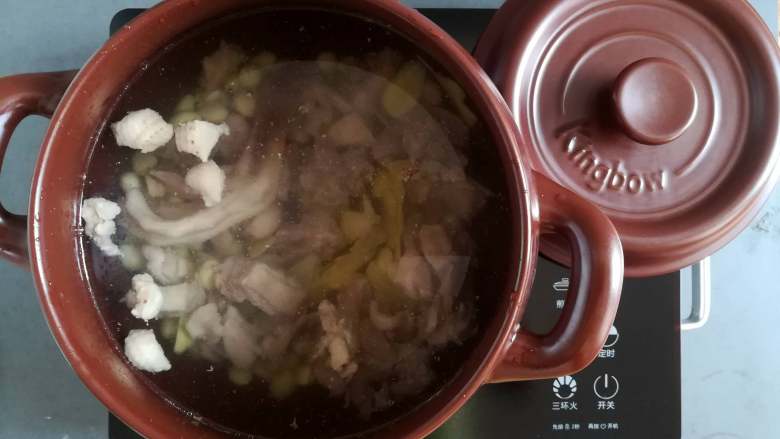白果老鸭汤,在砂锅里装上适量的水