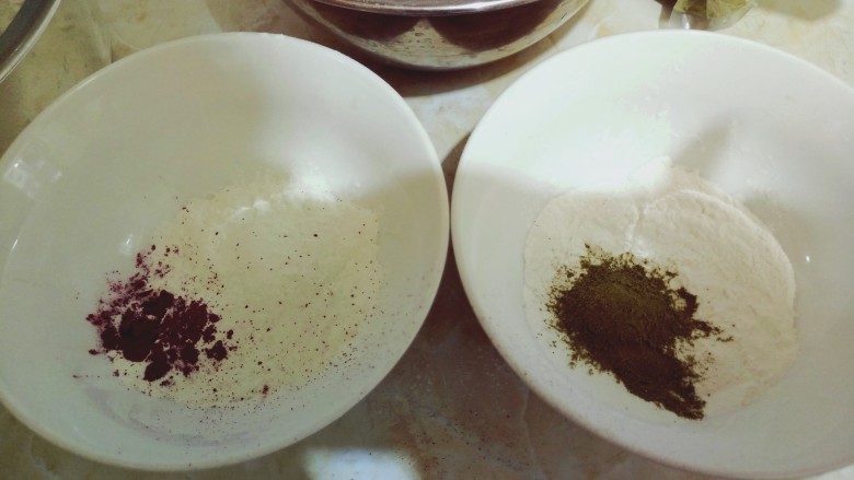 花式奶黄汤圆,两小份中分别加入3ml抹茶粉，1ml红曲粉