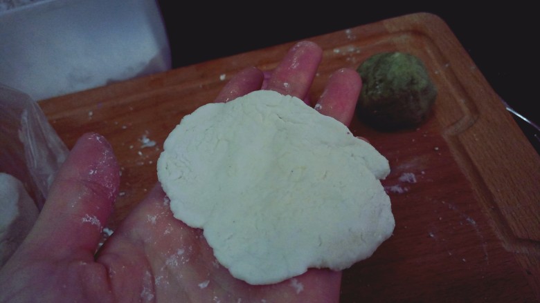 花式奶黄汤圆,开始做圆子啦~手上撒干粉，揪一小块白面团按压成片，中间厚两边薄