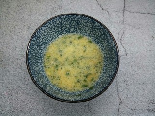 青菜鸡蛋丝年糕,鸡蛋3个磕入碗里，加葱花，用筷子顺时针搅打