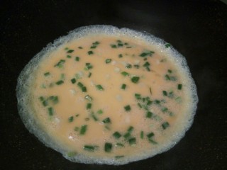 青菜鸡蛋丝年糕,锅里放油，倒入鸡蛋液。