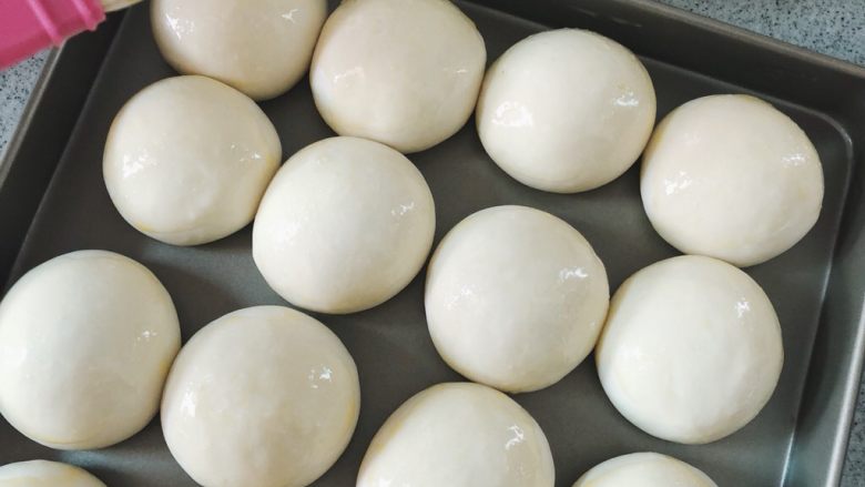 黑白芝麻餐包（低糖）,此时烤箱预热170度，10分钟 将面团拿出，用刷子刷上蛋液