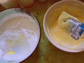电饭煲蒸蛋糕,打到如左图干性发泡状态了，你可以用打蛋机头撩一下，如果有尖头状（拉起直角尖尖头不弯曲）说明打好了，就可以准备拌入蛋黄糊中了
