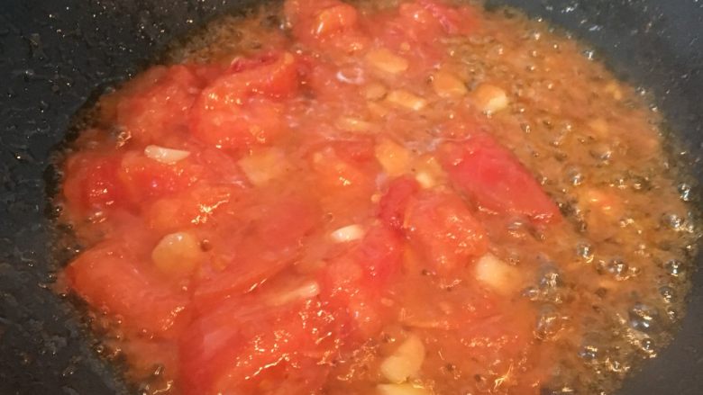 西兰花炒番茄,番茄需翻炒二三分钟，直至番茄变软出水，一边炒可以一边按压番茄块