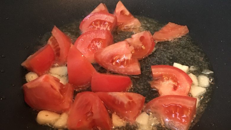 西兰花炒番茄,放入番茄，加2克盐翻炒