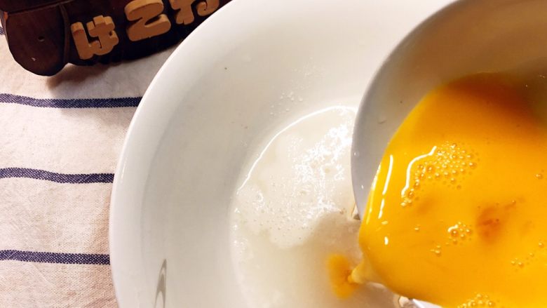 鲜香味美章鱼🐙烧,将鸡蛋全液倒入碗内，搅拌。