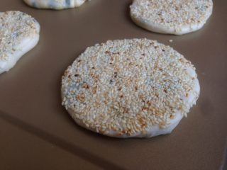香葱芝麻烤饼,糖水刷在表面，然后刷满芝麻，放在烤盘上