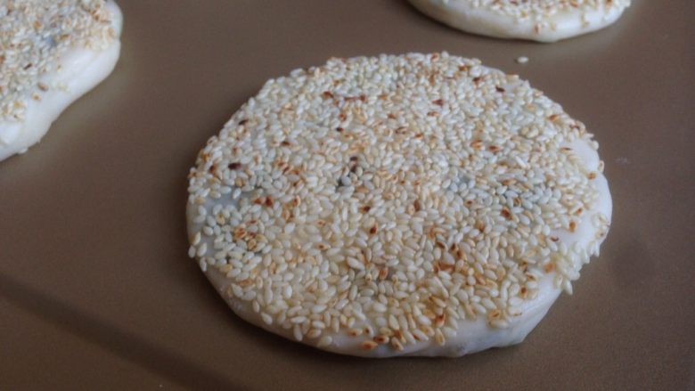 香葱芝麻烤饼,糖水刷在表面，然后刷满芝麻，放在烤盘上