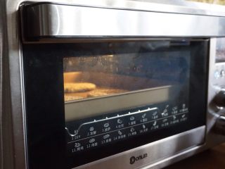 香葱芝麻烤饼,放入已经预热好180度的东菱K40C烤箱中下层，烘烤20分钟左右，烘烤的的过程中可以看到烤饼慢慢的鼓起来