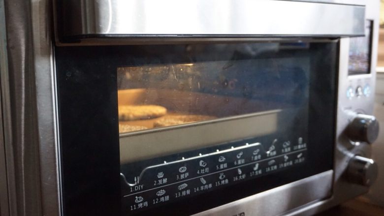 香葱芝麻烤饼,放入已经预热好180度的东菱K40C烤箱中下层，烘烤20分钟左右，烘烤的的过程中可以看到烤饼慢慢的鼓起来