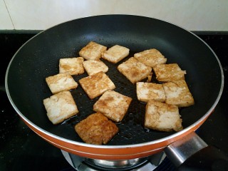 椒香脆皮豆腐,轻轻晃动锅子，让每一块豆腐入味，即可关火盛出装盘