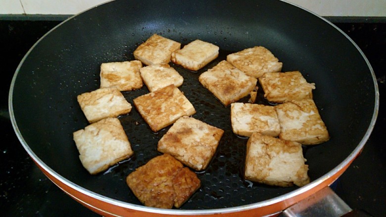 椒香脆皮豆腐,轻轻晃动锅子，让每一块豆腐入味，即可关火盛出装盘