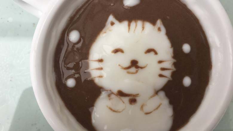 酸奶拉花之小猫咪,原味酸奶滴几滴在边上，用牙签拉出爱心