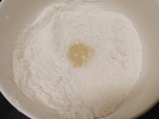 酥的掉渣--发面芝麻饼,取出中筋面粉，加入发酵粉
