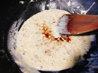 酥的掉渣--发面芝麻饼,等油热后加入面粉快速翻炒后加入五香粉，