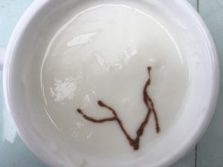 酸奶拉花之菊,用巧克力酸奶画上枝叉