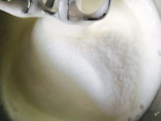 八寸奶油生日蛋糕,继续搅打蛋白渐渐变浓稠，有比较密的泡沫时再加入1/3的糖